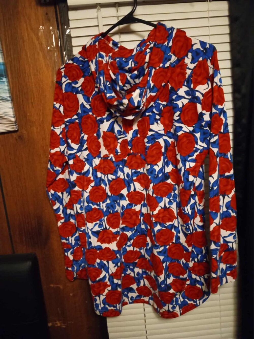 LuLaRoe Women’s Hoodie Top Size L red roses Long Sleeve Soft Knit front pocket - Picture 2 of 2